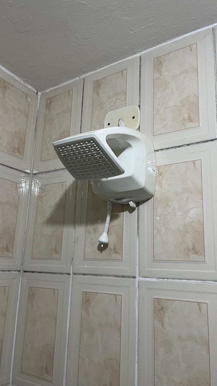 Depois: chuveiro instalado no mesmo banheiro
